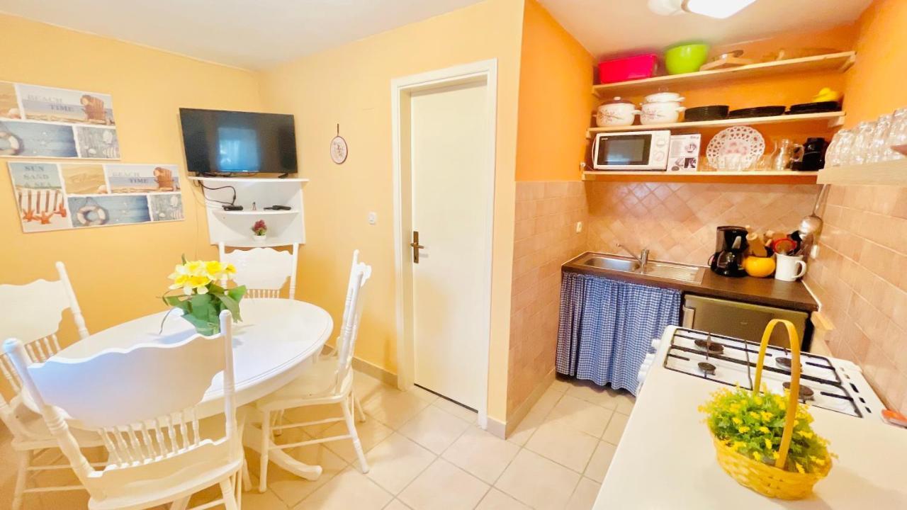 Colorful And Happy Apartment Sukosan - With Parking Eksteriør billede